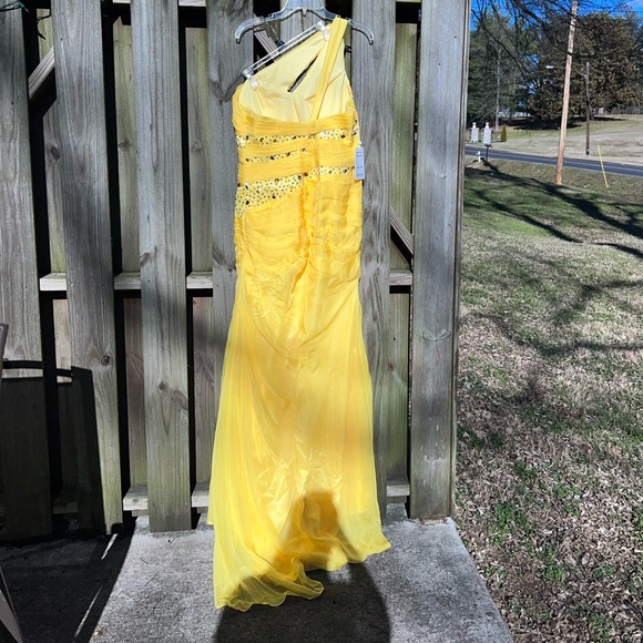 Judy Bridal one shoulder yellow gown. - Picture 8 of 13